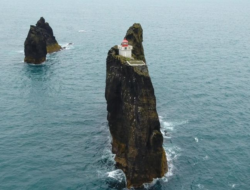 Þrídrangaviti: Mercusuar Ikonis di Tengah Lautan Islandia
